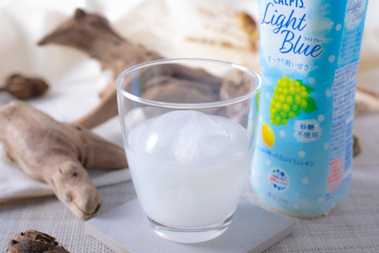 アサヒ飲料『「CALPIS」Light Blue』は自然な甘さとほのかな酸味ですっきり飲みやすい白ぶどうベースの新カルピス！ | えんぎ