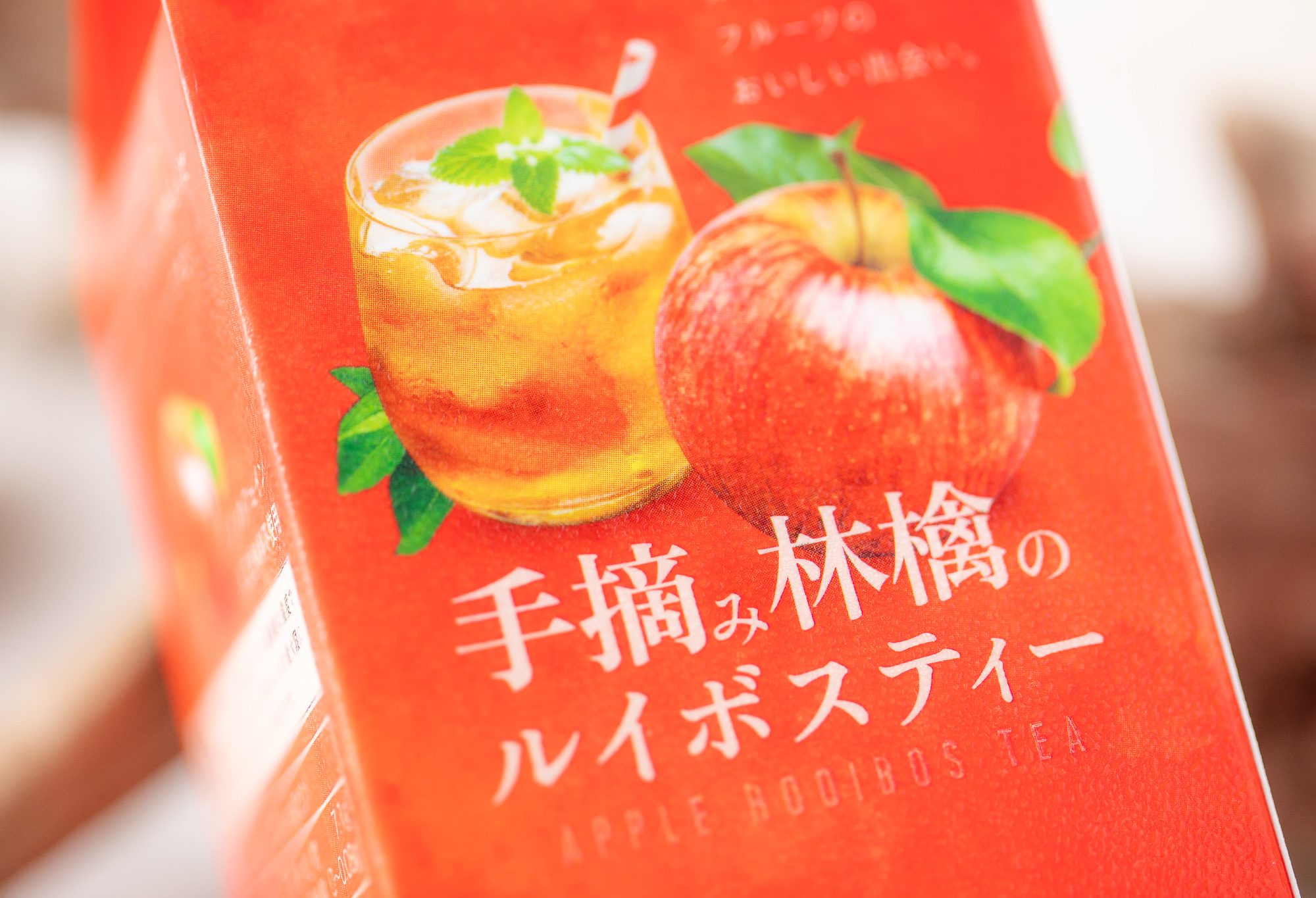 エルビー『＆ROOIBOS 手摘み林檎のルイボスティー』はルイボスティーの芳醇な香りと軽やかで甘酸っぱいりんごの風味にこだわりを感じるフルーツティー！