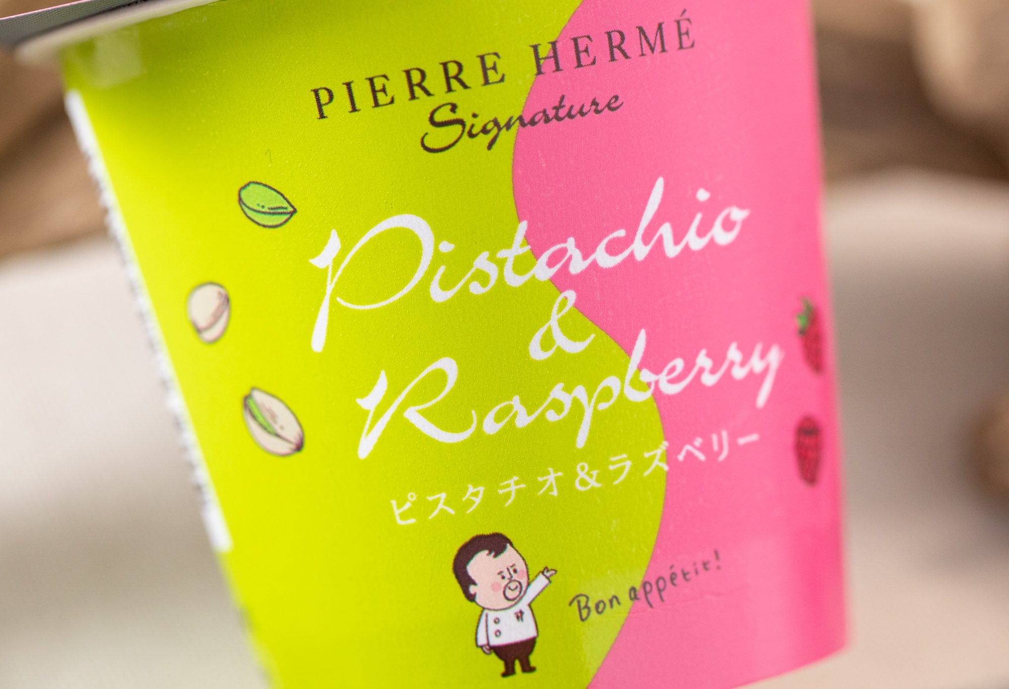セブン−イレブン『ピエール・エルメ シグネチャー ピスタチオ＆ラズベリー』はピスタチオの濃厚な風味とコクにラズベリーの甘酸っぱさが贅沢なセブン限定アイスクリーム！