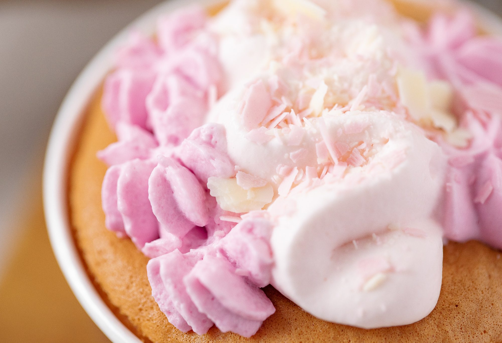 セブン-イレブン『さくらクリームシフォン』はどこを食べても優しいさくら香る、甘じょっぱ系ふわふわシフォンケーキ！