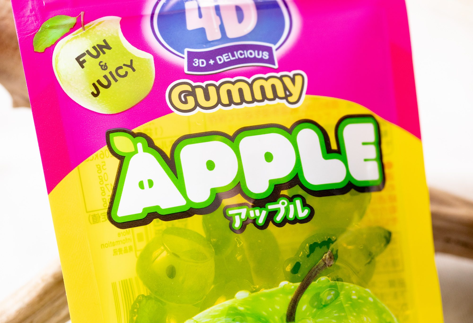 カンロ『4D グミ アップル』は濃厚で甘酸っぱい青りんごの風味を存分に味わえる宝石系キラキラグミ！