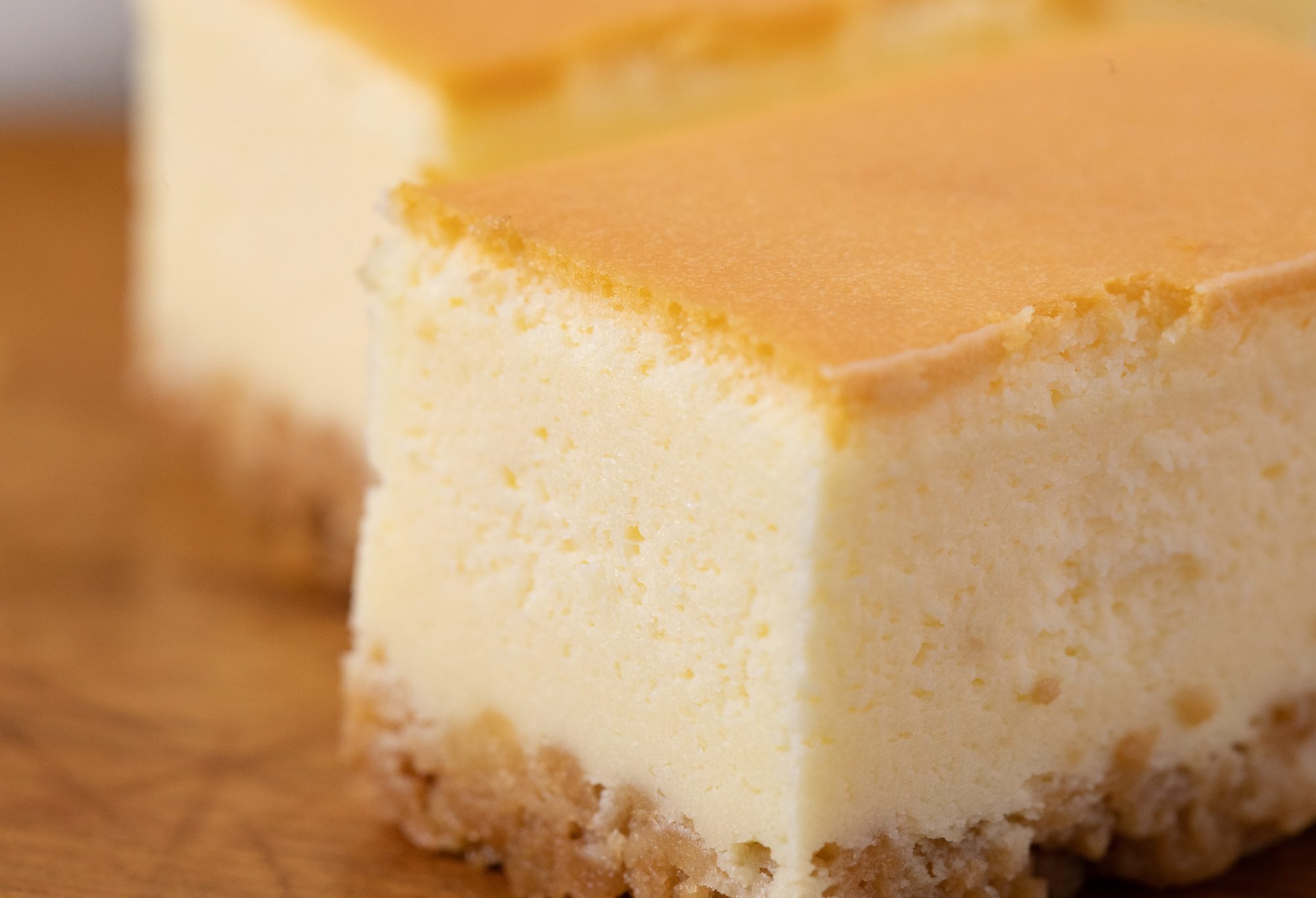 セブン-イレブン『ベイクドチーズケーキ』は濃厚ながらも軽いチーズにレモン果汁香る、シュワッとなめらかワンハンドチーズケーキ！