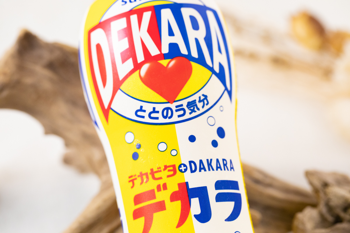 セブン&アイ限定『サントリー DEKARA（デカラ）』は強めの炭酸でスポーツドリンクらしいコクやまろやかさを感じられる、サウナー要チェックなスッキリ炭酸飲料！