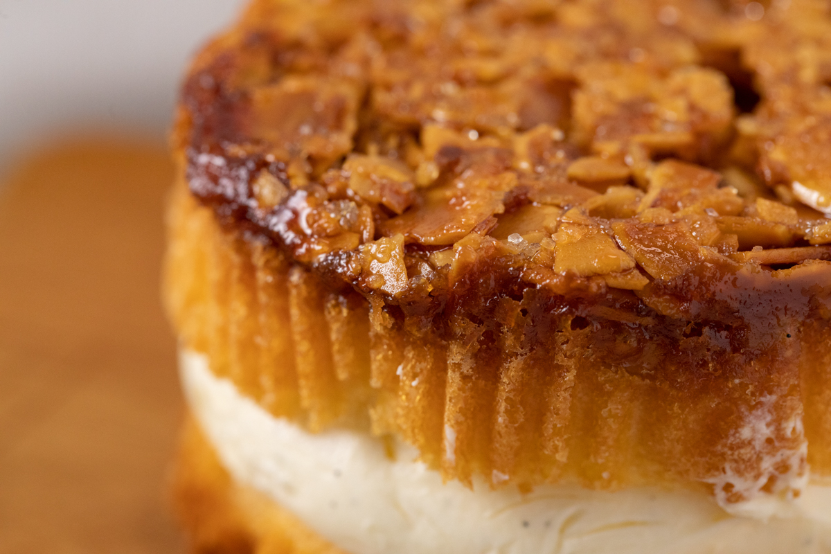 セブンプレミアム『フロランタンケーキ』は香ばしいアーモンドと上品な甘さのキャラメルコーティングが美味しい大人スイーツ！