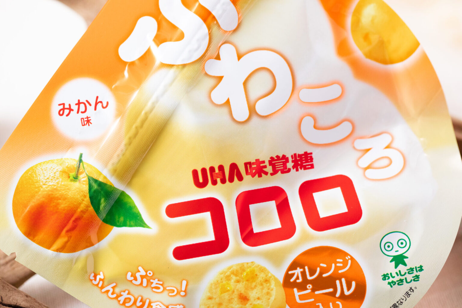 UHA味覚糖『ふわころコロロ みかん味』は外はプチっと中身ふわふわな新食感に衝撃を受ける、甘ずっぱこってりグミ! - えんぎ株式会社 ...