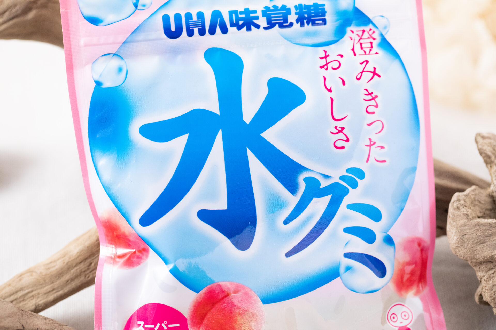 UHA味覚糖『水グミ ピーチ味』は瑞々しくとろけるような桃の風味が美味しい、すっきりむちぷるグミ！