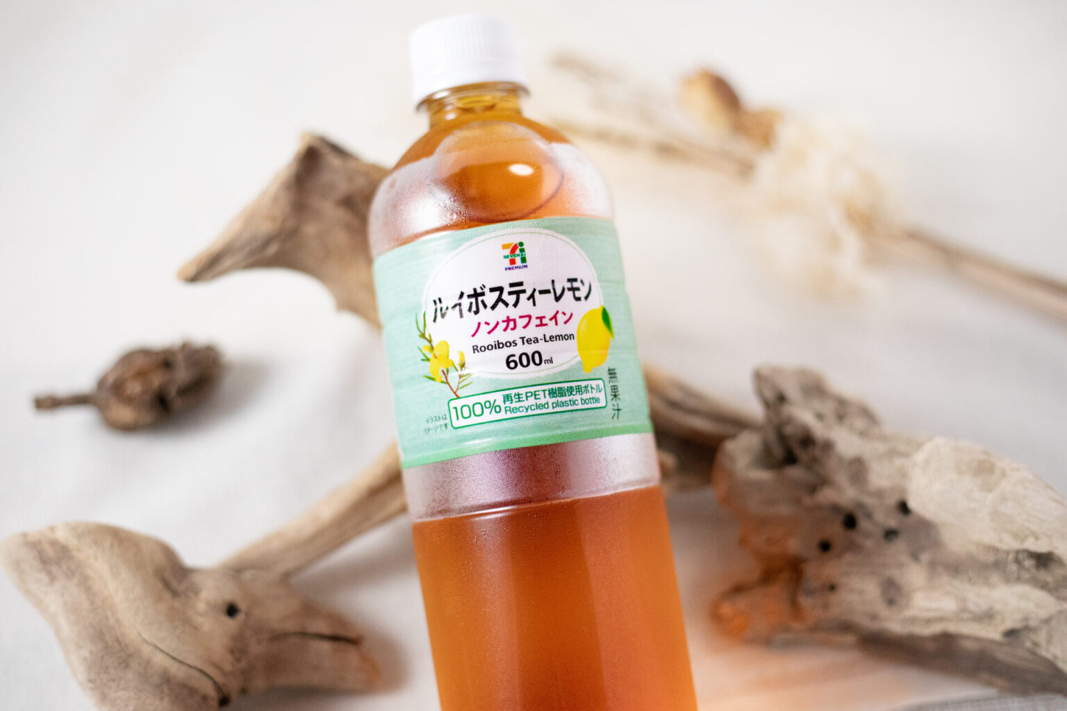 セブンプレミアム『ルイボスティー レモン 600ml』はルイボスティーらしい芳醇な風味を軽やかに感じられる、スッキリフレーバーティー