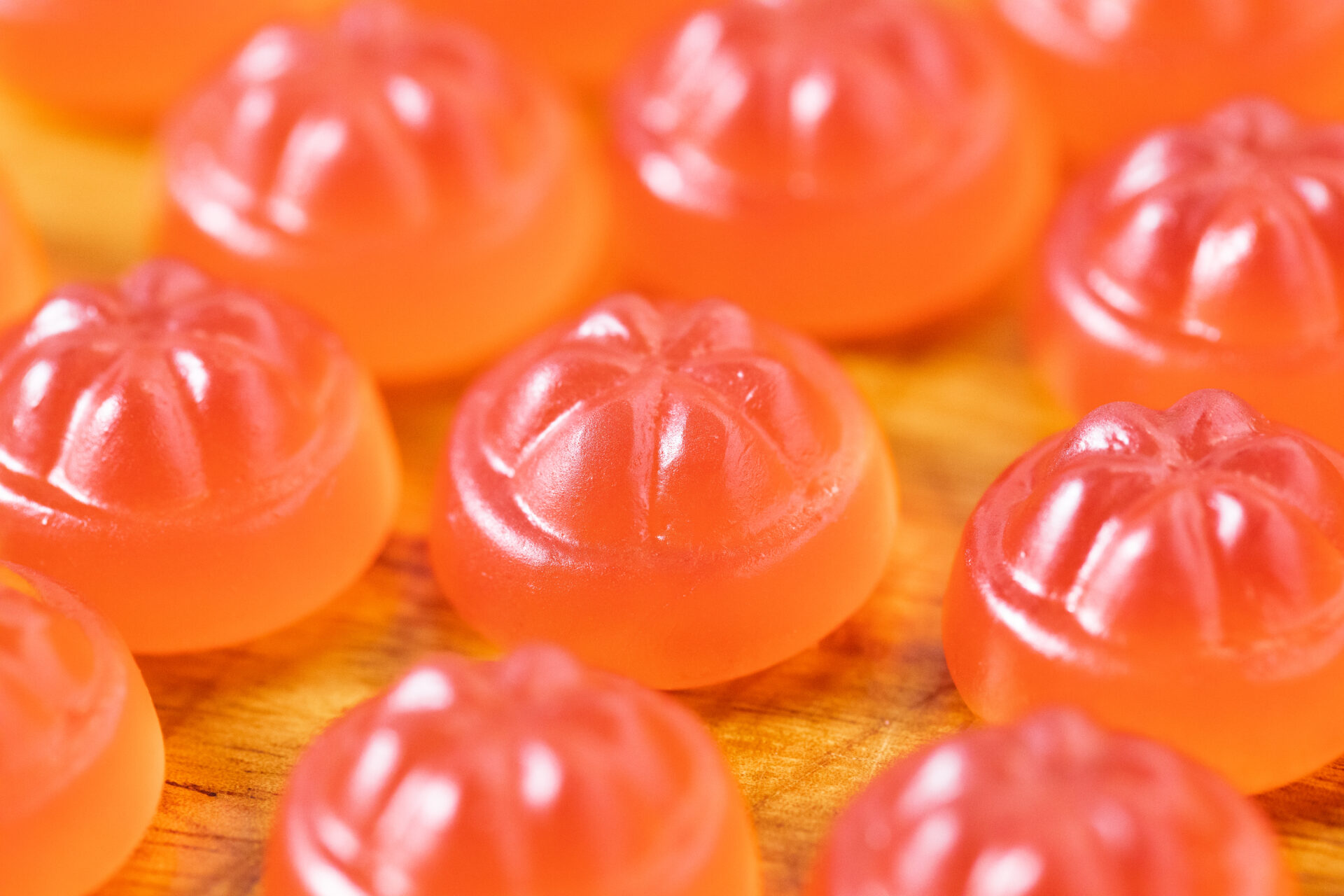 明治『果汁グミ有機ブラッドオレンジ 68g』は芳醇なブラッドオレンジの香りに、スッキリとした酸味が美味しいむっちりグミ！
