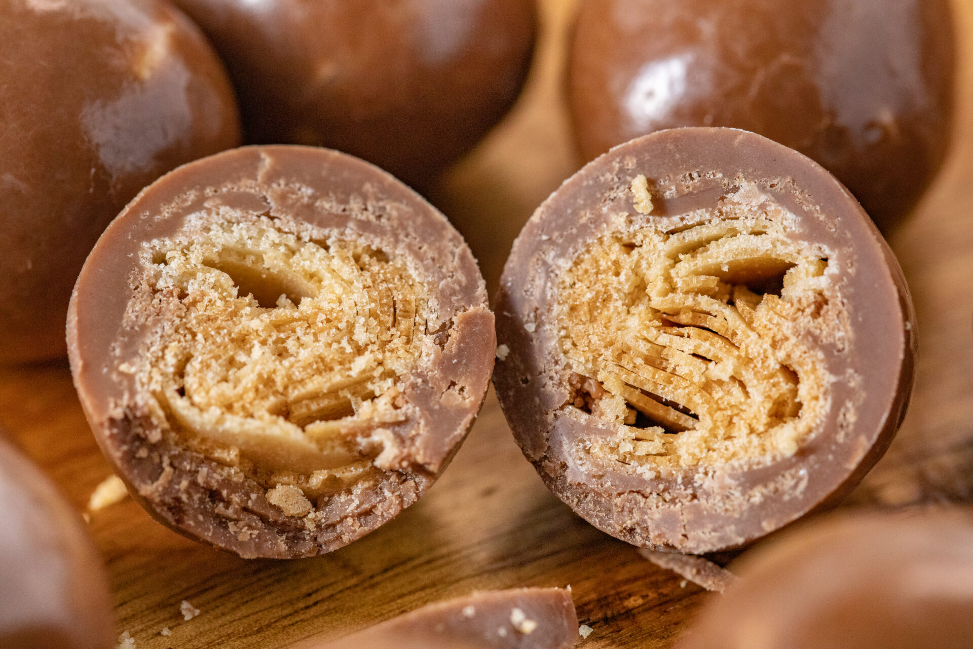 ブルボン『ひとくちルマンドたっぷりショコラ』は贅沢に使われたミルクチョコレートと香ばしクレープ生地が相性抜群な、大きめチョコレート菓子！