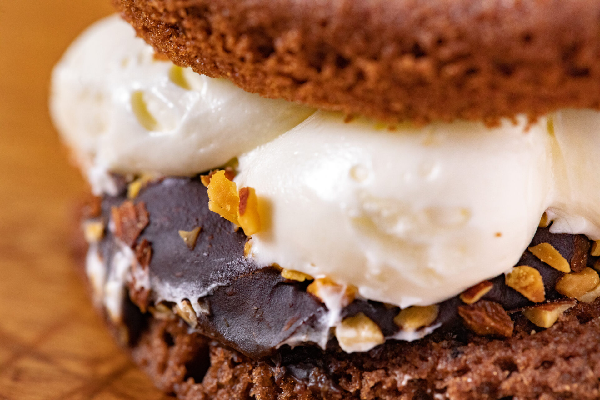 セブンプレミアム『ショコラサンド 1個入』はさっくりソフトチョコクッキーとチョコクリームからカカオ香る、大人ハンディスイーツ！