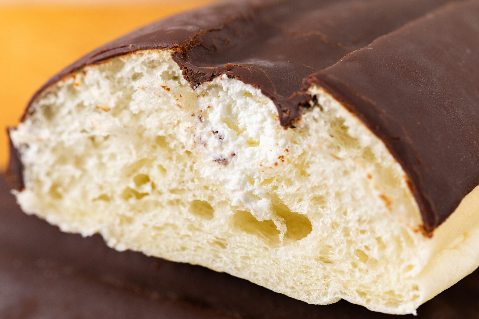 セブン-イレブン『チョコ＆ホイップロール』はたっぷりチョココーティングとなめらかホイップが大人美味しい、スイーツ系菓子パン！
