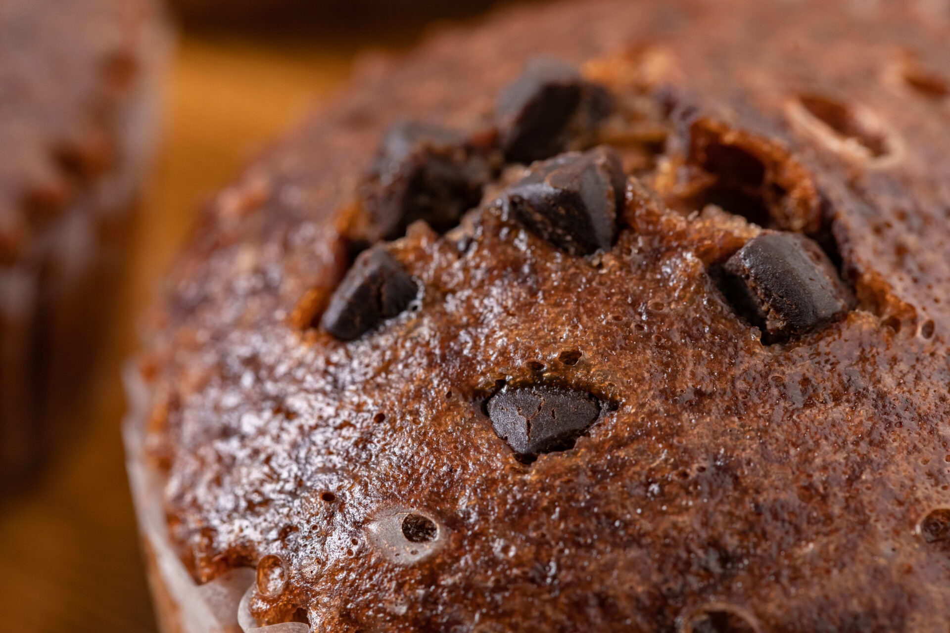 セブンプレミアム『チョコ蒸しケーキ 4個入』はココア香る生地とカカオ香るチョコダイスが贅沢な、ふんわりむっちり蒸しケーキ！