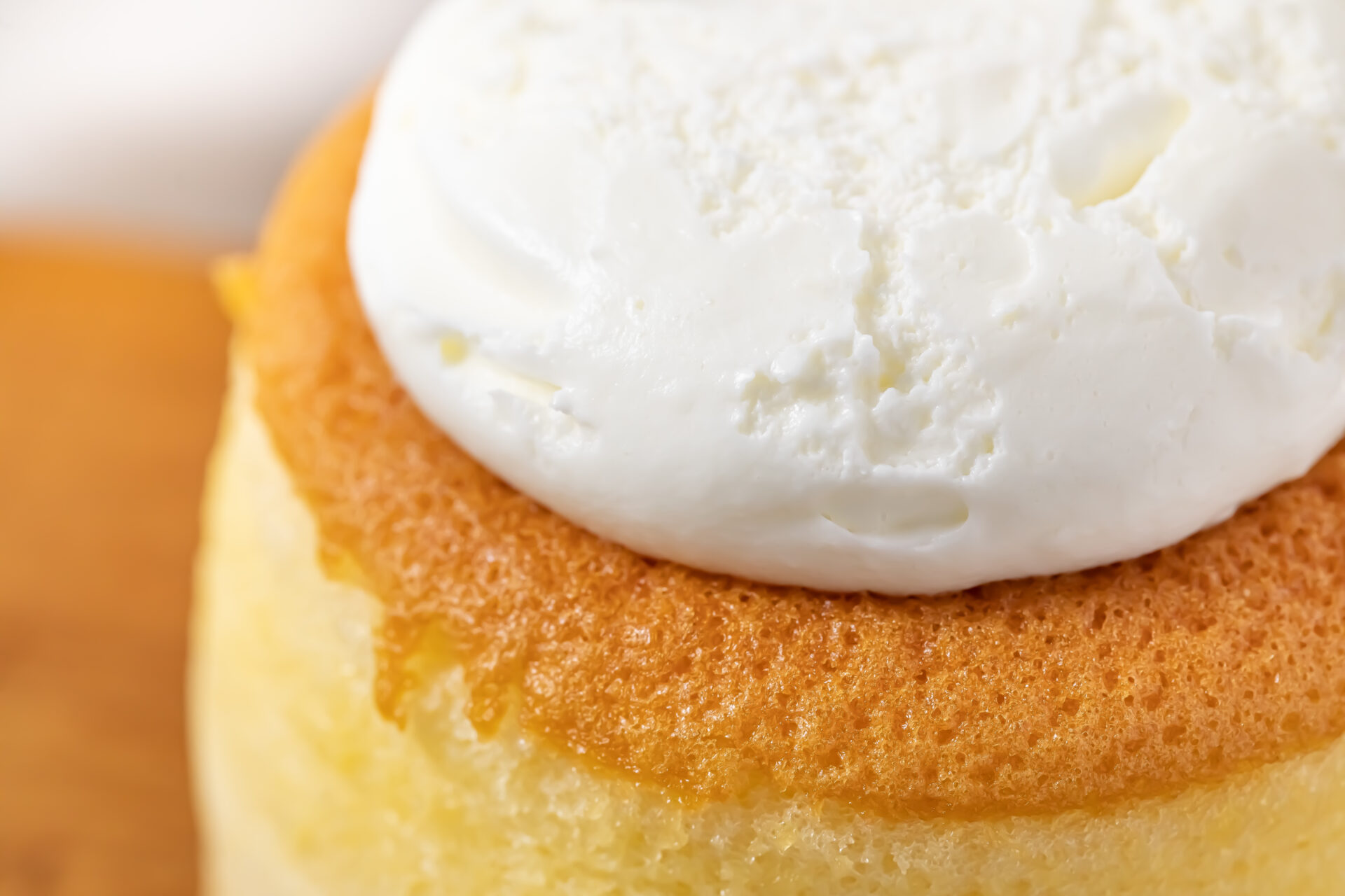 セブンプレミアム『スフレパンケーキ 1個入』はスフレとパンケーキのいいトコどり食感がおもしろい、ふんわりしっとりスイーツ！