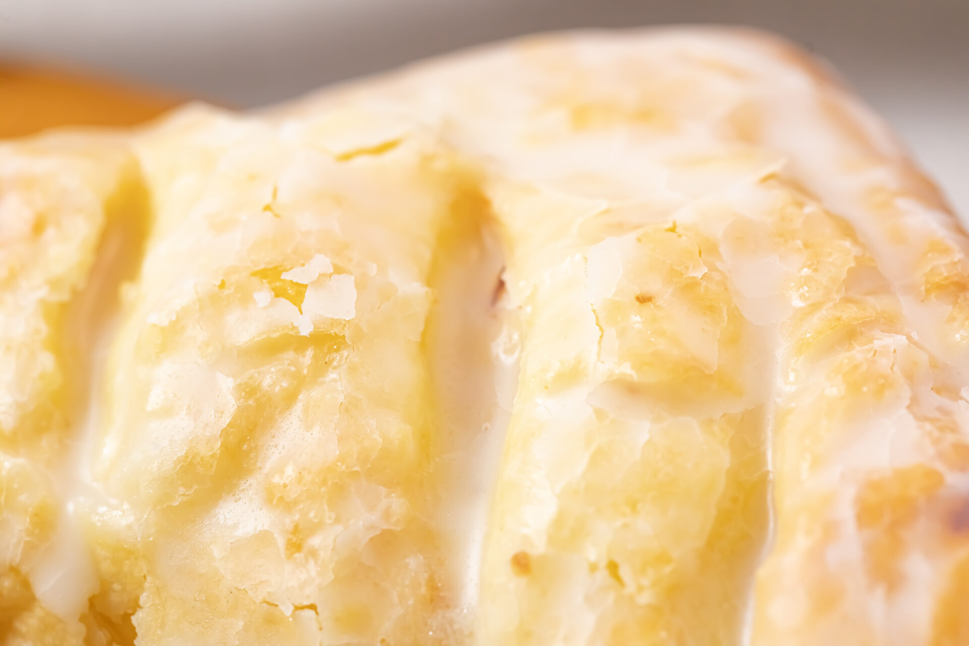 セブン-イレブン『瀬戸内産レモンの三角パイ』は爽やかな酸味でレモンの果汁感たっぷりな、レモン果皮入りスイーツ系菓子パン！