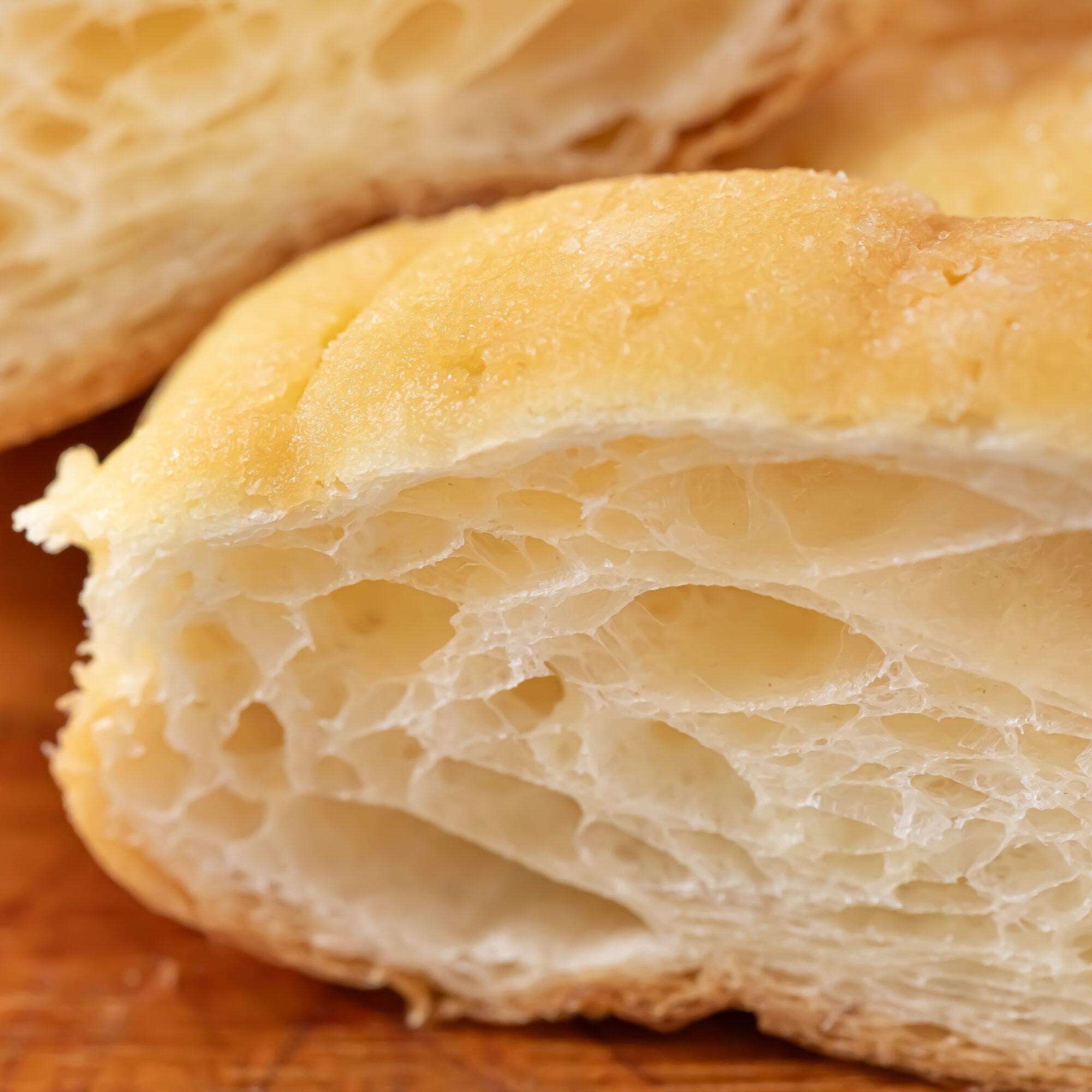 セブン-イレブン『塩メロンクロワッサン』は甘い生地にほどよい塩味の甘じょっぱバランスが格別な、ボリューム菓子パン！